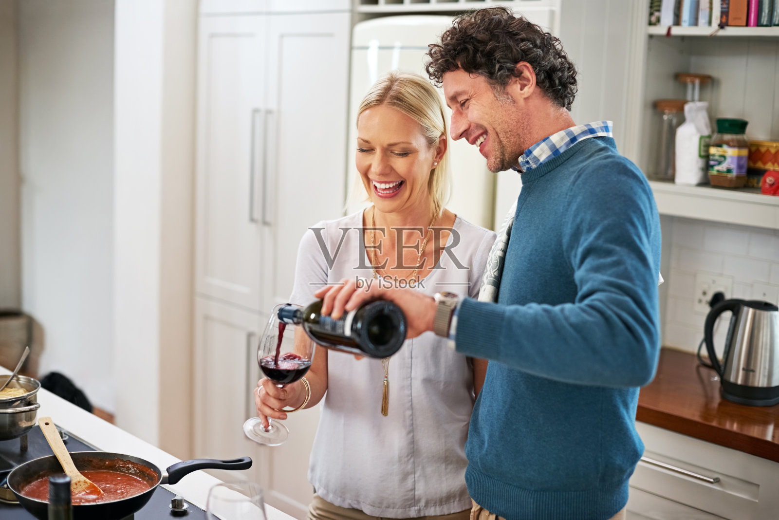 让我把你的杯子斟满，亲爱的照片摄影图片