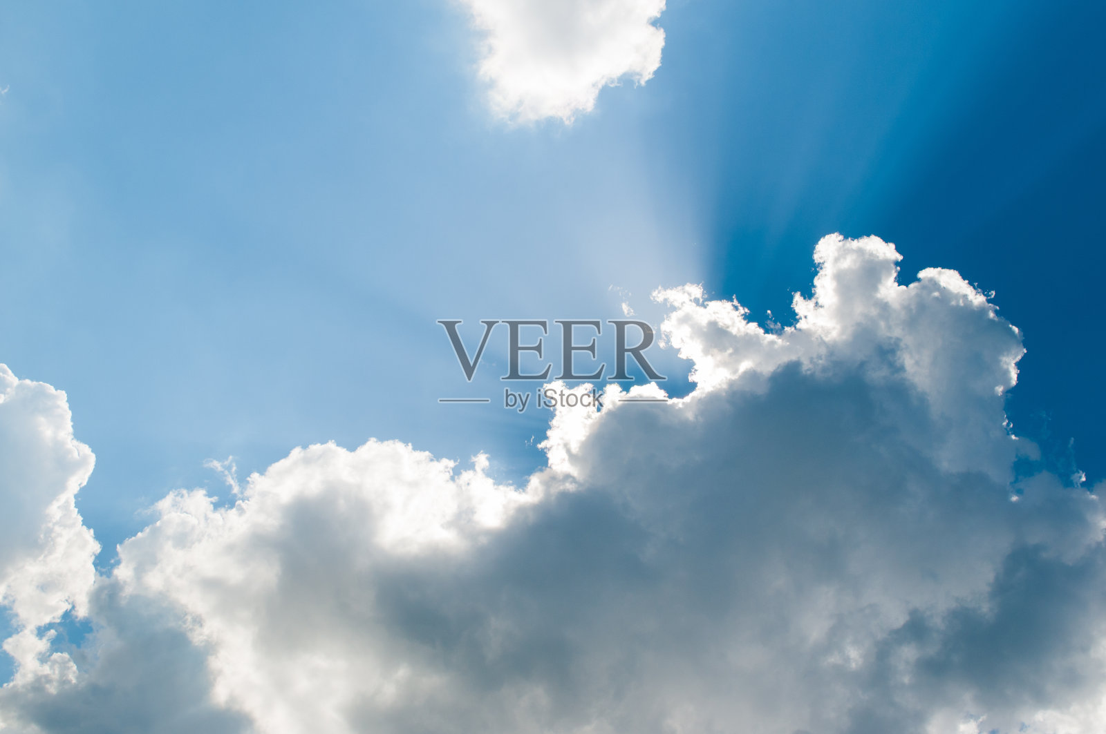 白色的多云的天空照片摄影图片