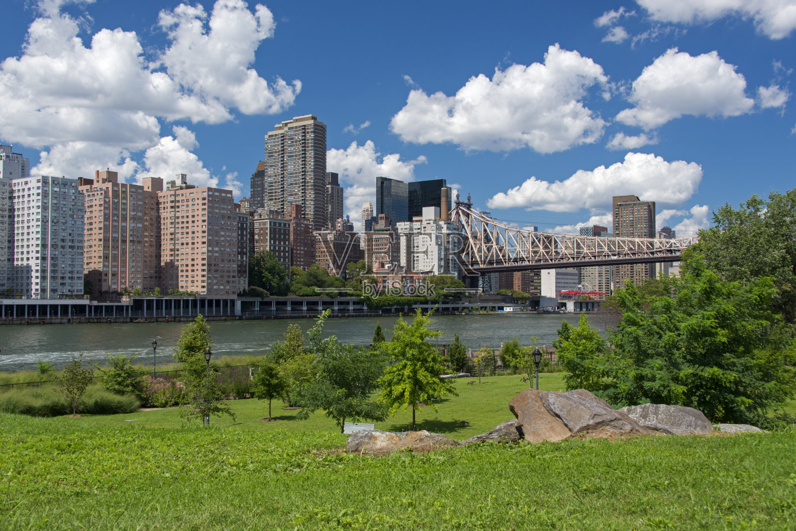 罗斯福岛的南角公园和皇后大桥照片摄影图片