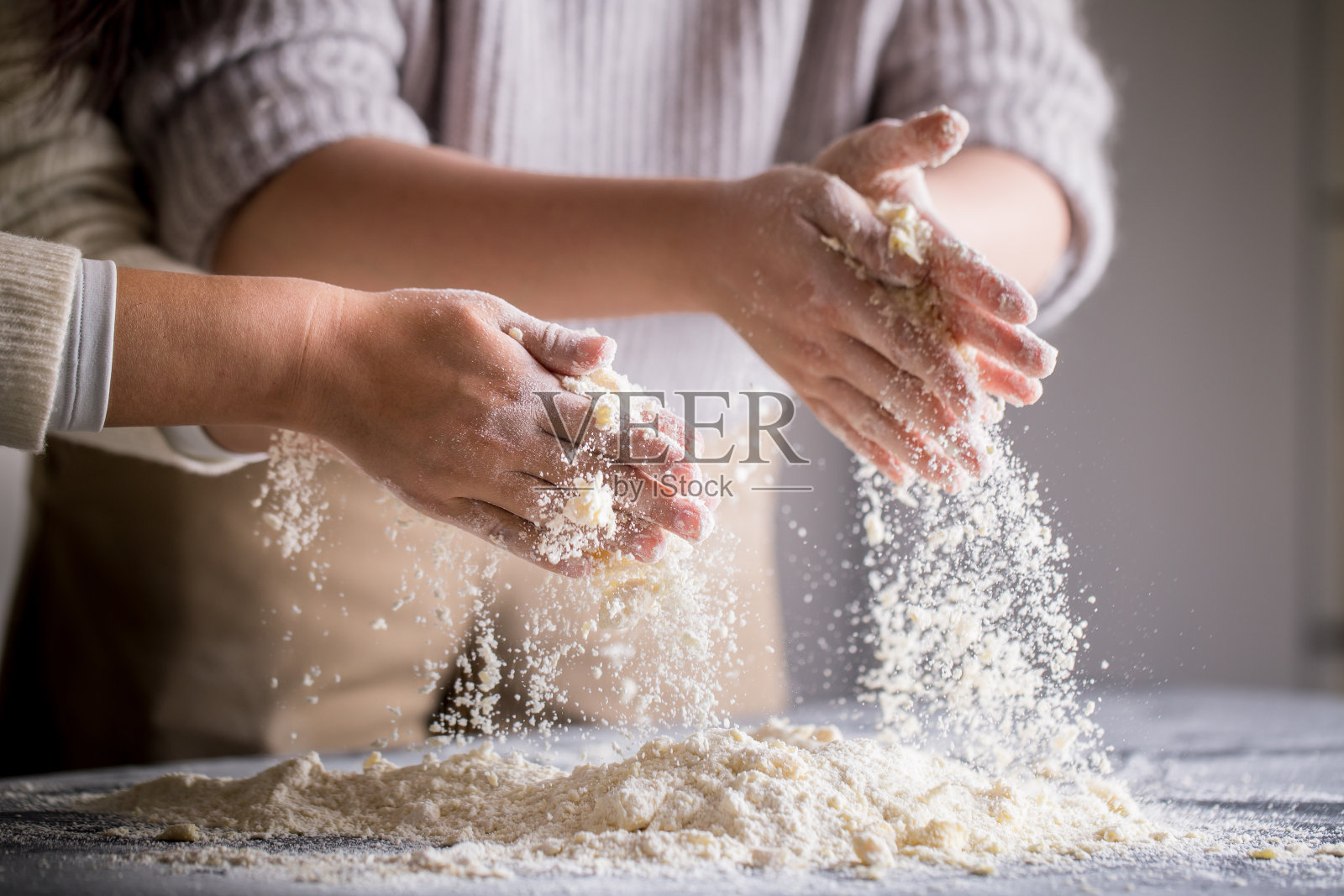 面包师揉面团照片摄影图片