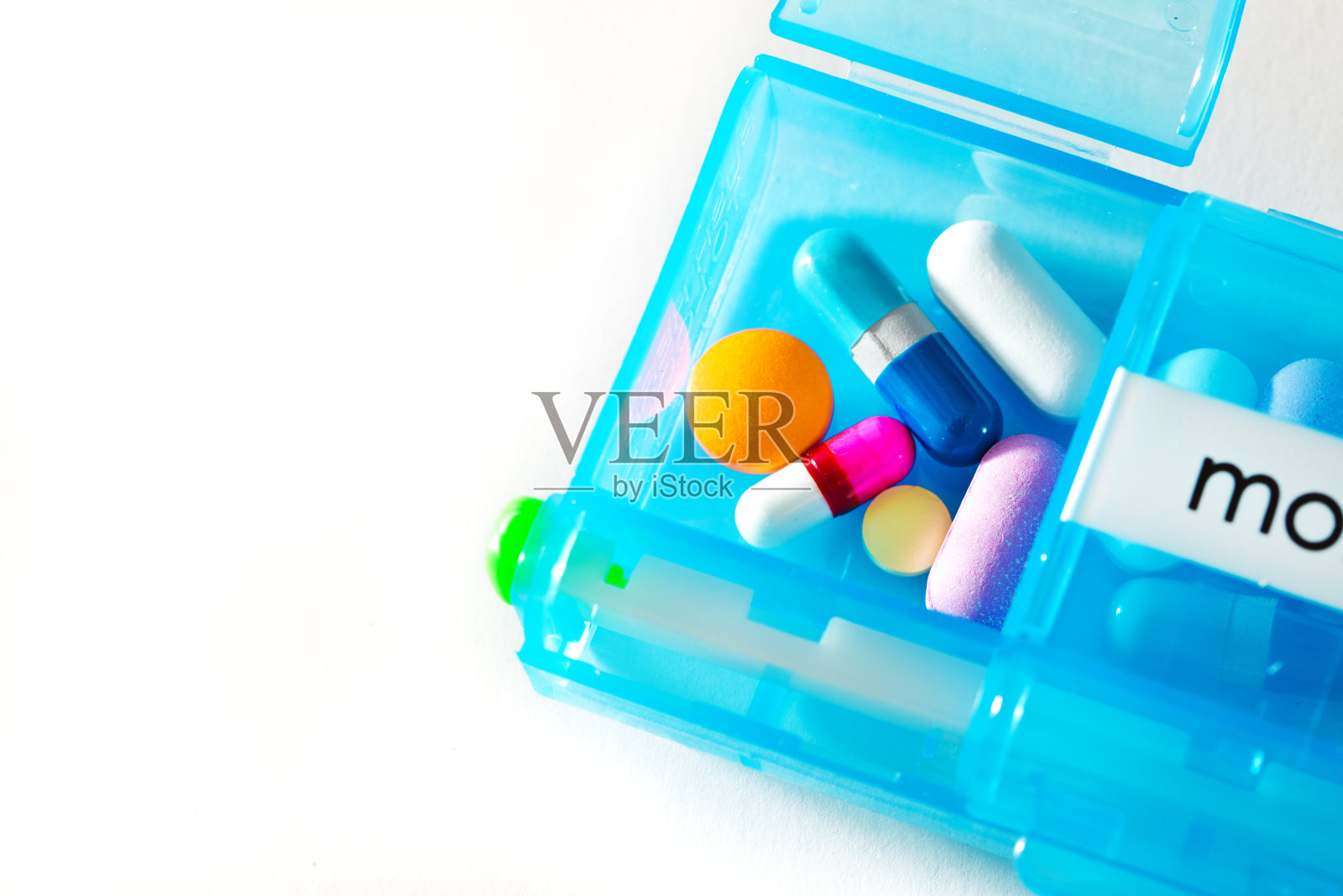 药丸盒的特写与各种处方药药物照片摄影图片