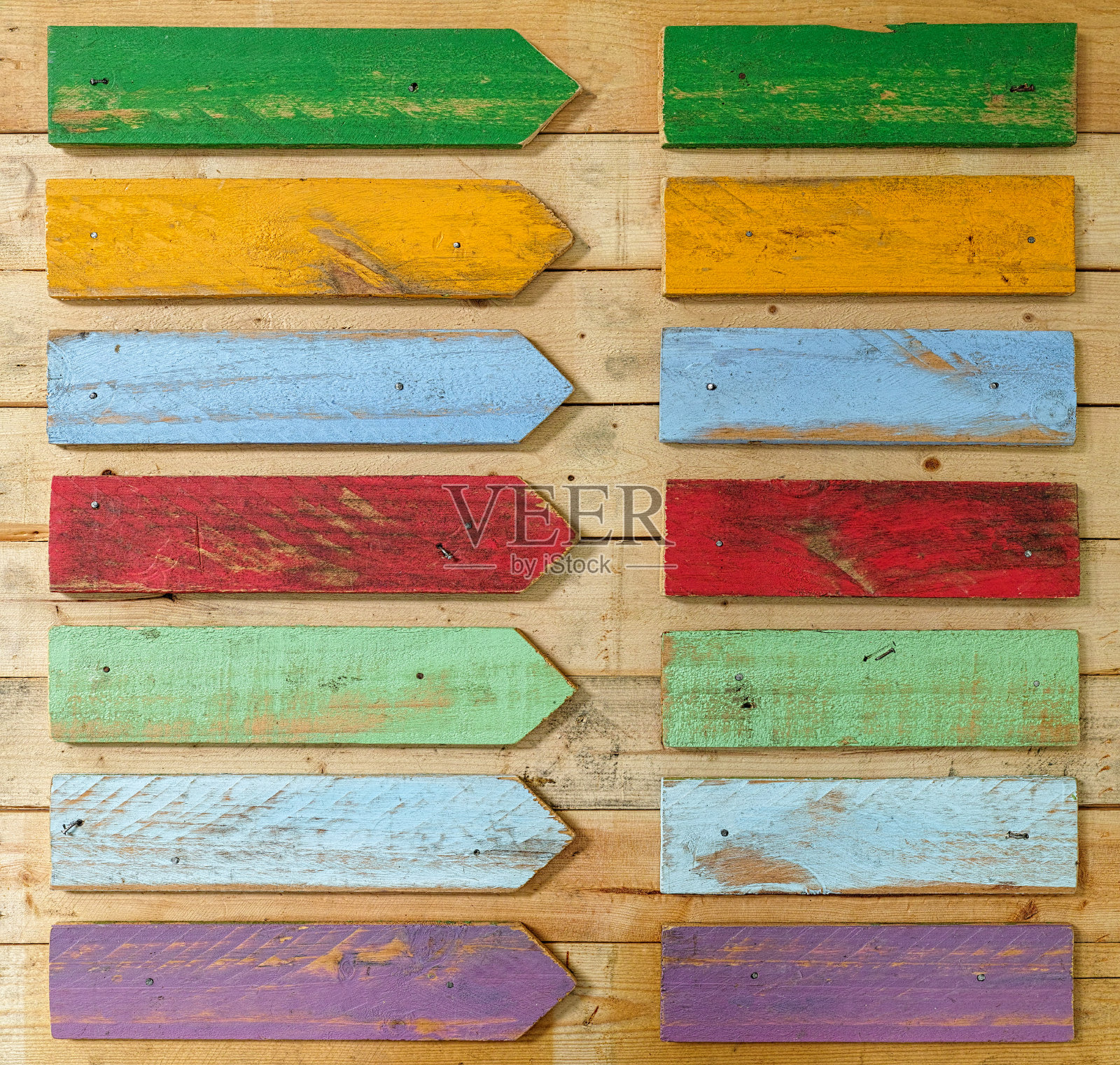 古老的彩色风化木箭头标志。照片摄影图片