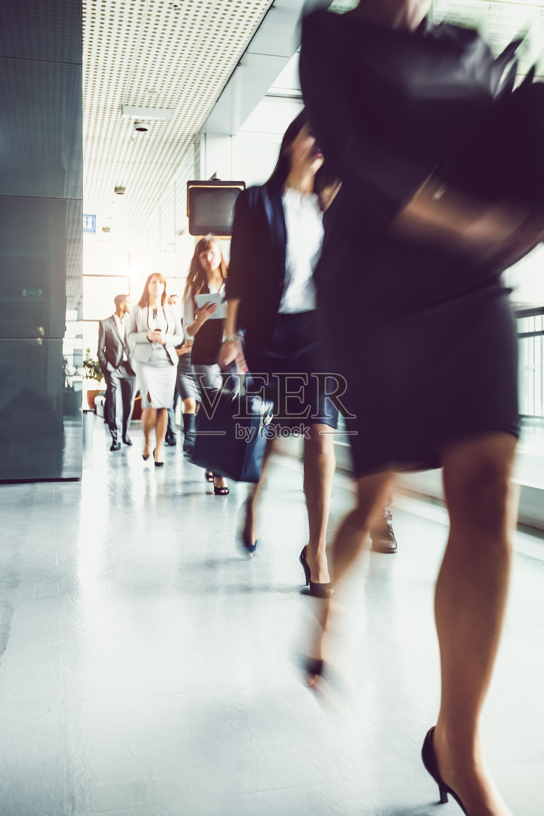 穿过走廊的商务人士照片摄影图片