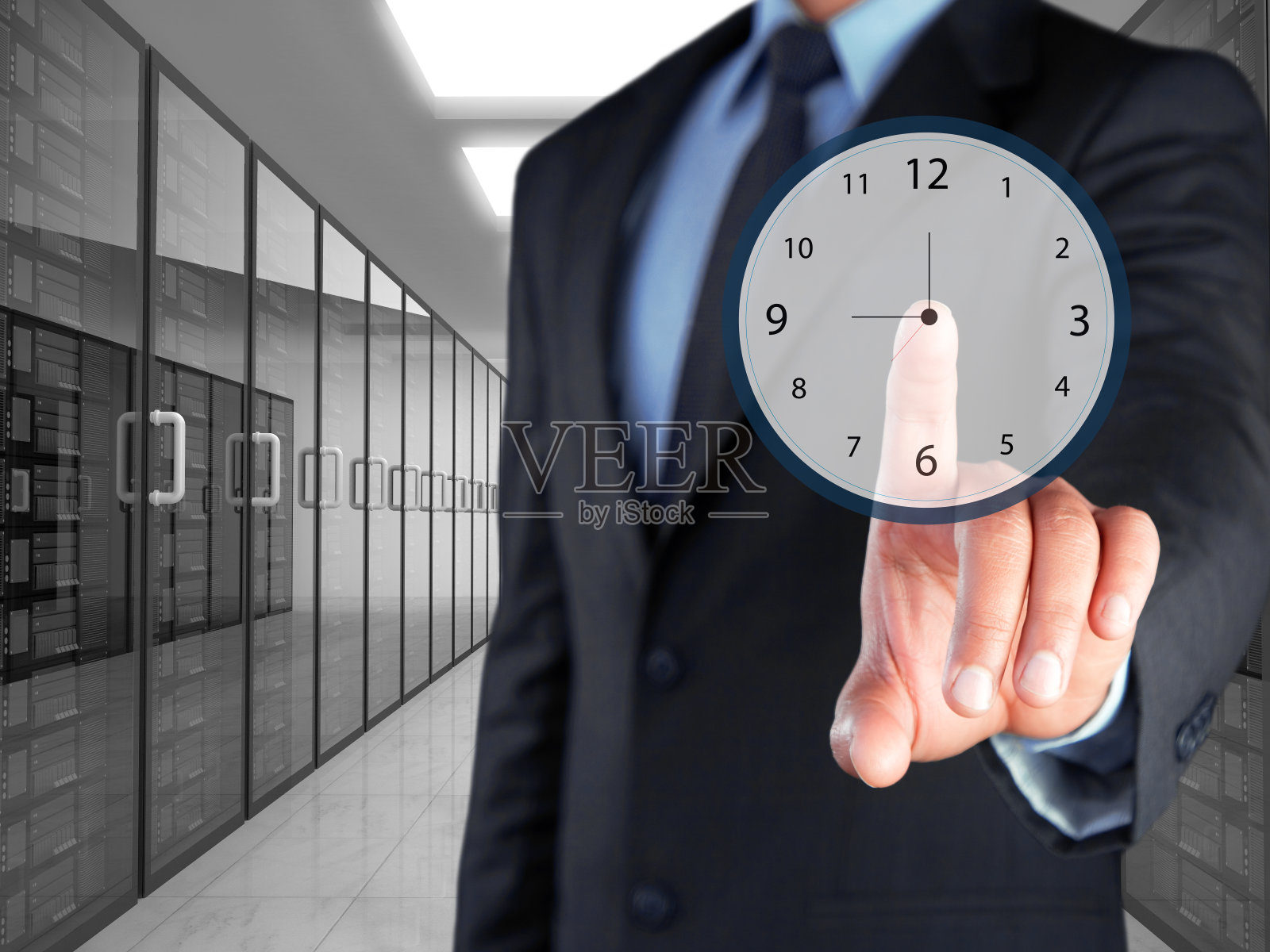 商人选择时钟图标在虚拟屏幕上照片摄影图片