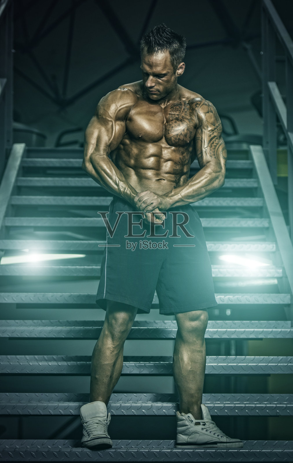 弯曲的肌肉照片摄影图片