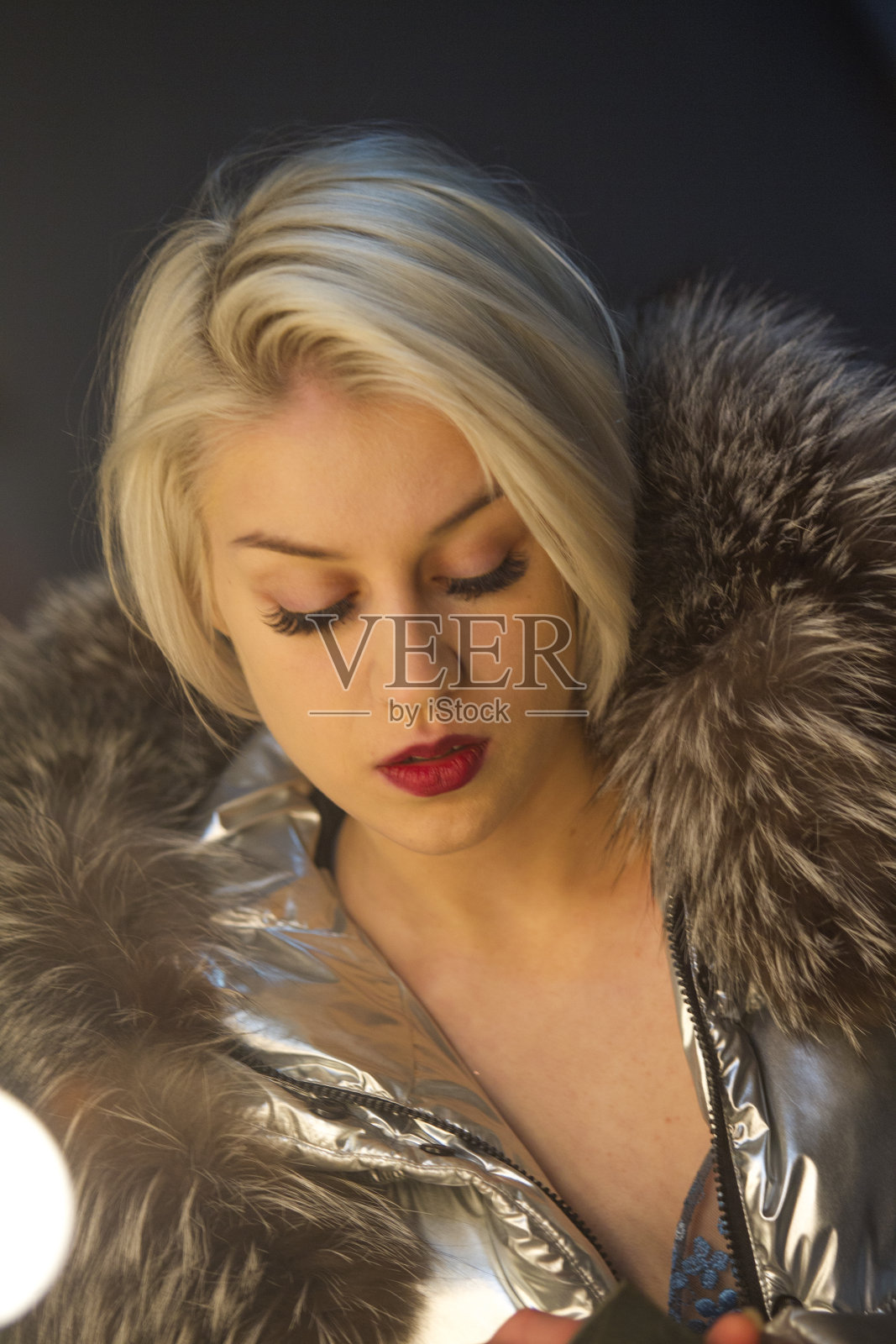 年轻的乌克兰金发女模特在乌克兰利沃夫摆姿势照片摄影图片