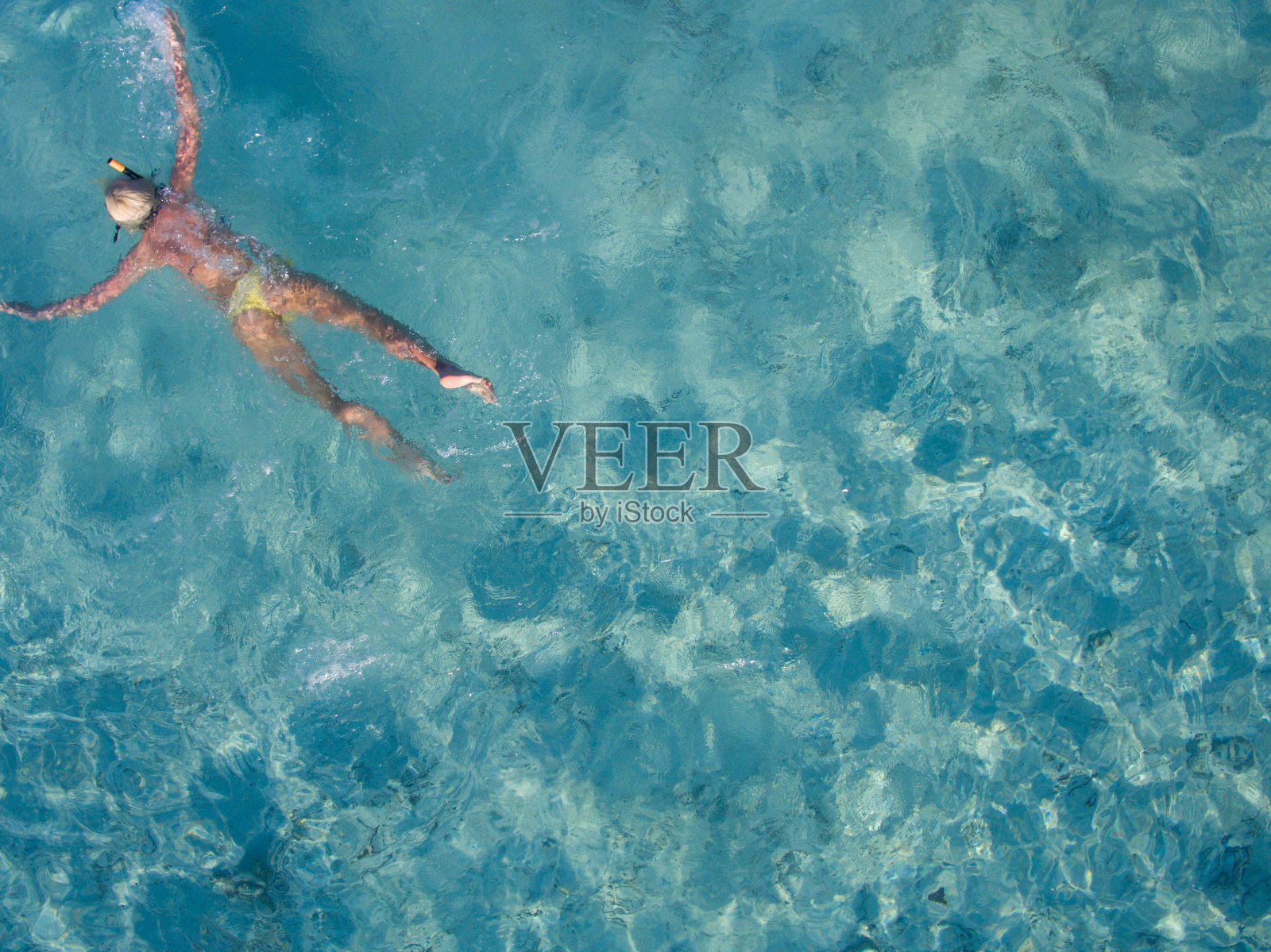 金发女孩在马尔代夫浮潜照片摄影图片