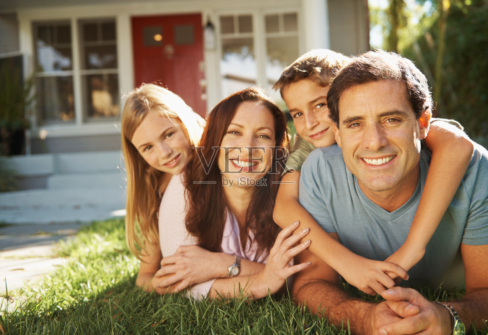 在草地上休息照片摄影图片