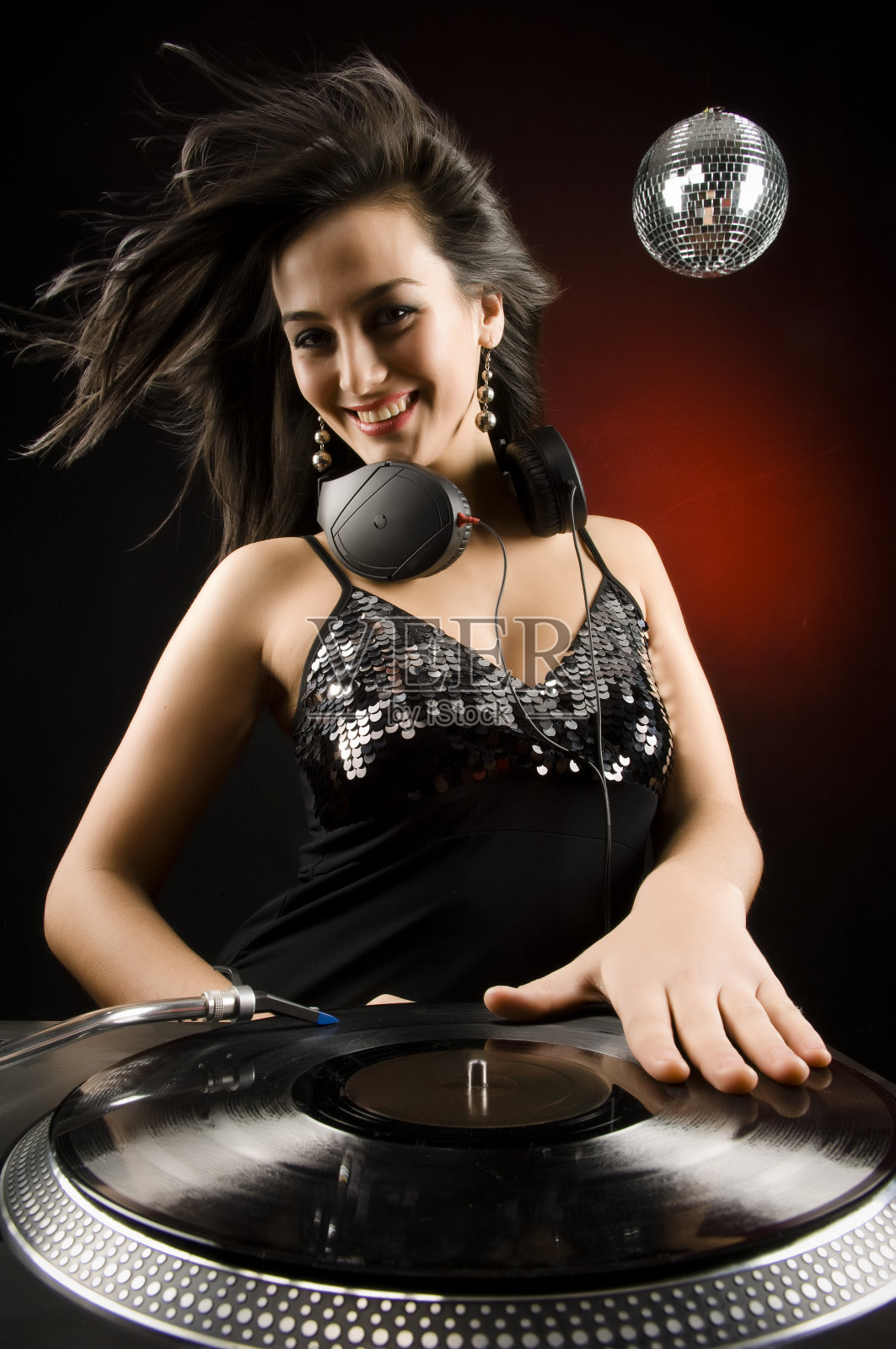 舞台上的年轻女子照片摄影图片