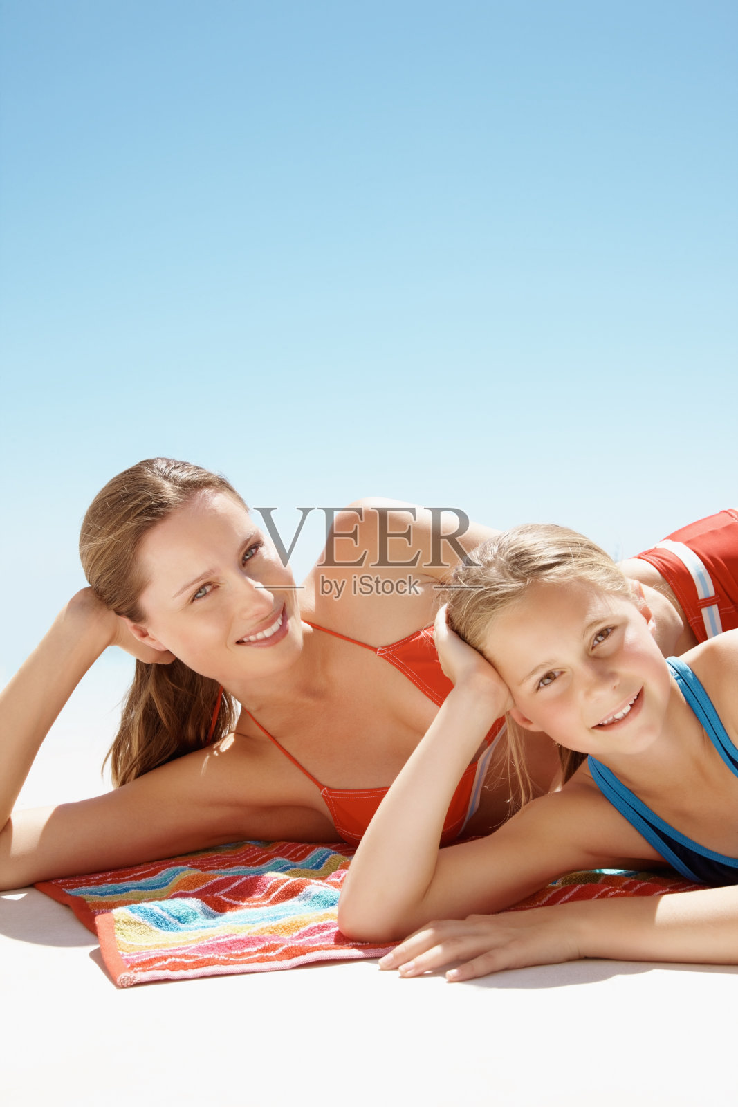 母女对着天空晒日光浴照片摄影图片