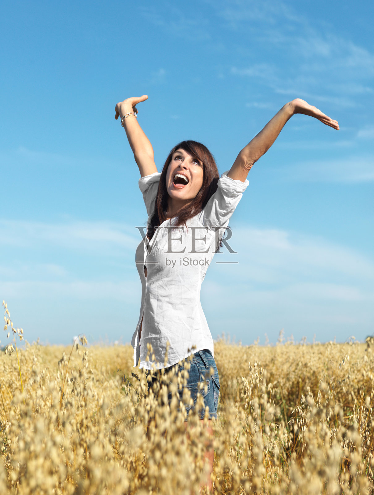 麦田里的女人照片摄影图片