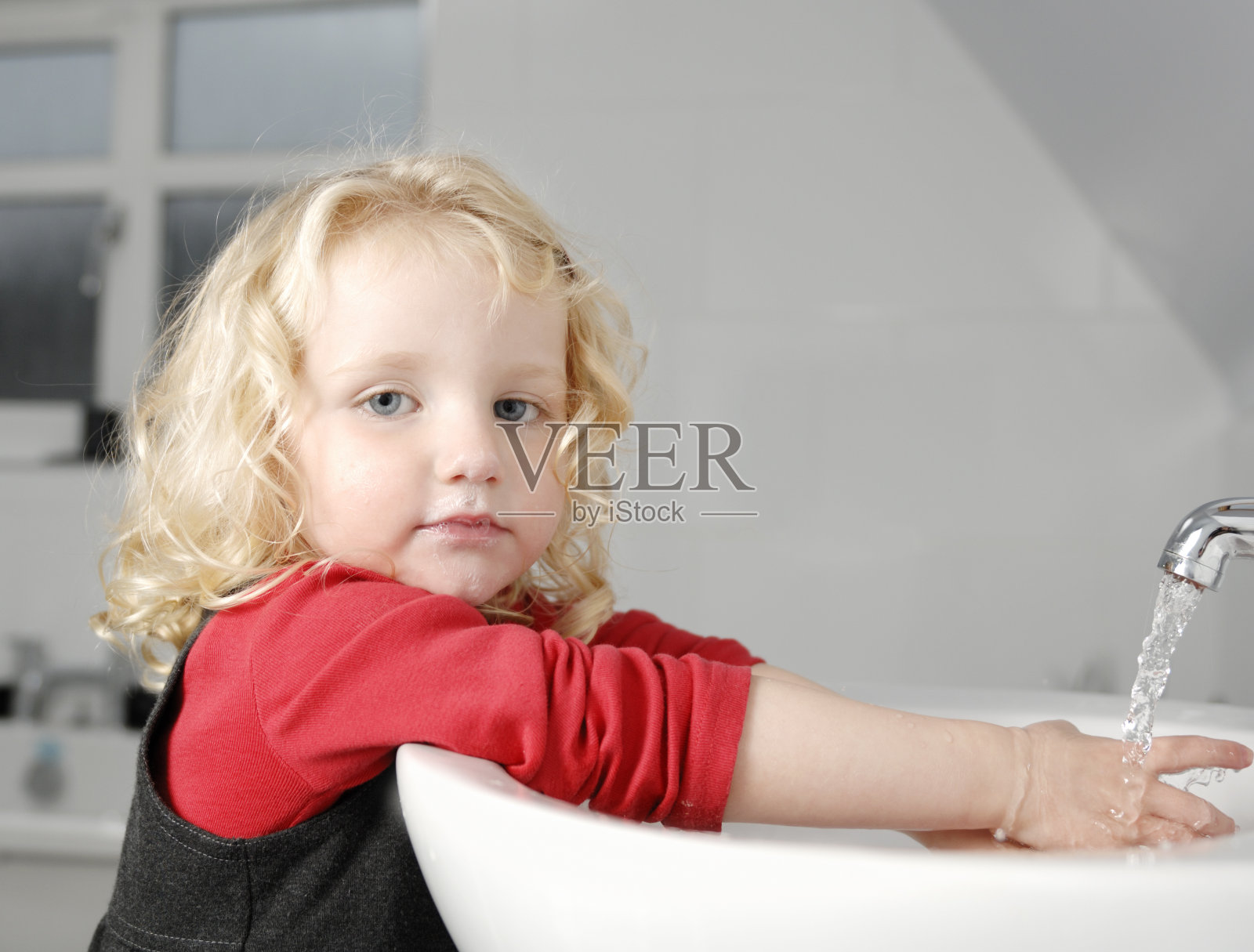 小女孩在家洗衣服照片摄影图片