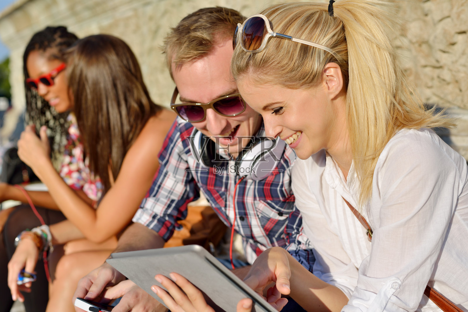 朋友在城市里相聚照片摄影图片