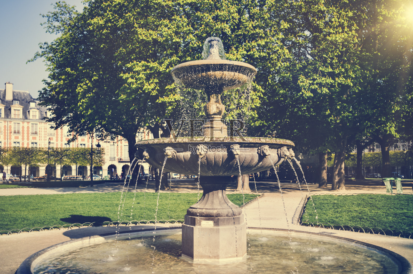 巴黎孚日广场的喷泉照片摄影图片