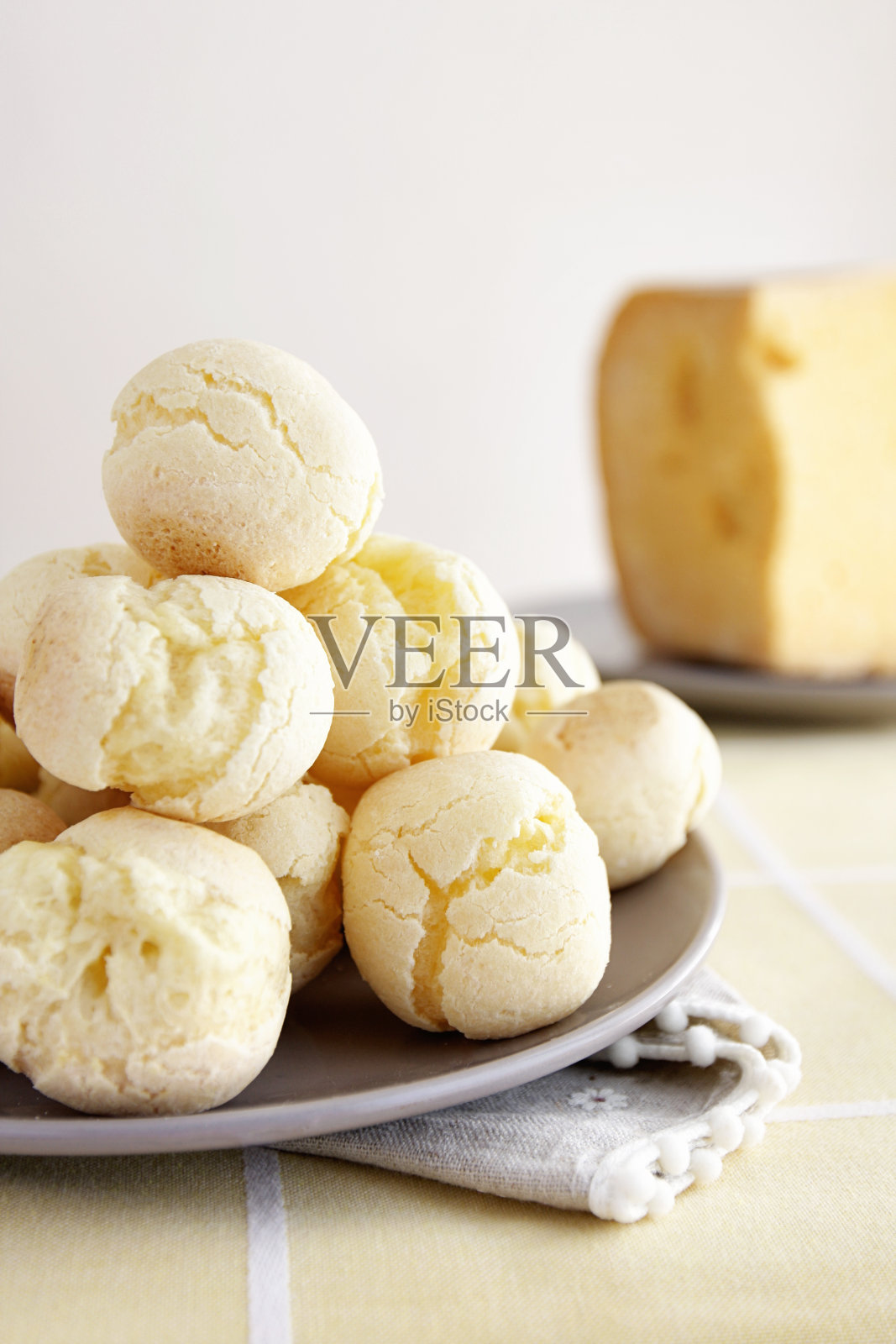 黄色桌布上的奶酪小面包照片摄影图片