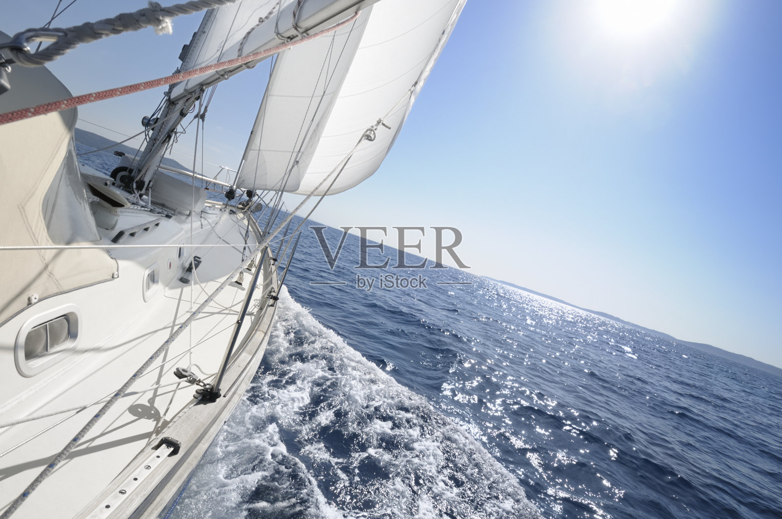 在一个阳光明媚的日子里在烤箱里航行的帆船照片摄影图片