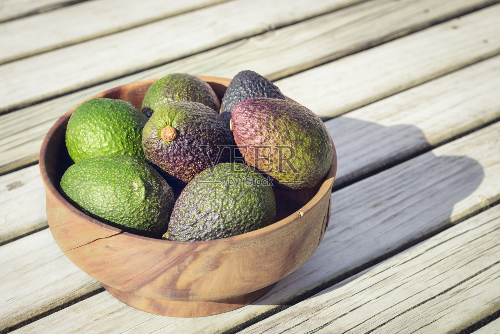 一碗新鲜的有机鳄梨照片摄影图片