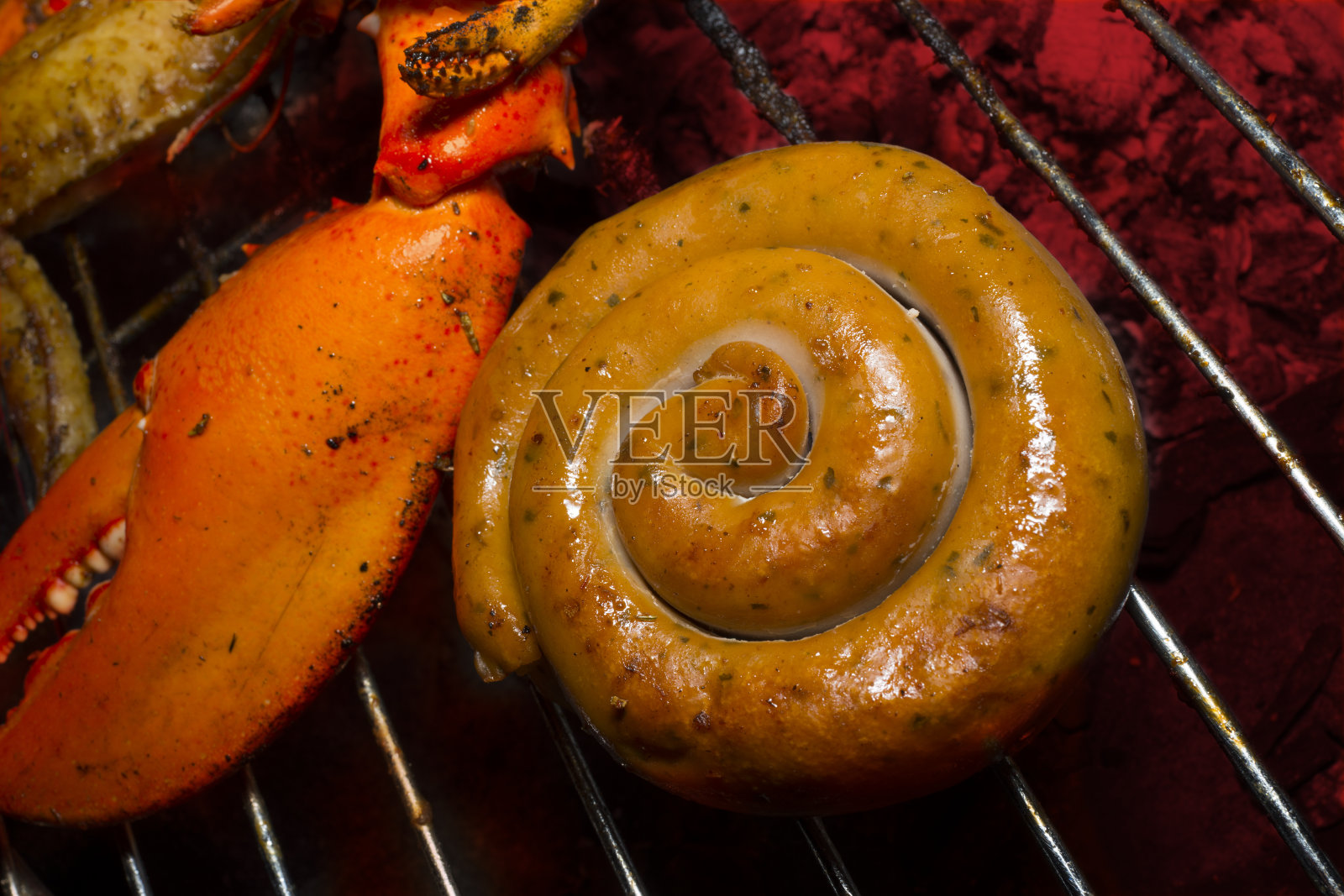 烤螺旋香肠配海鲜照片摄影图片