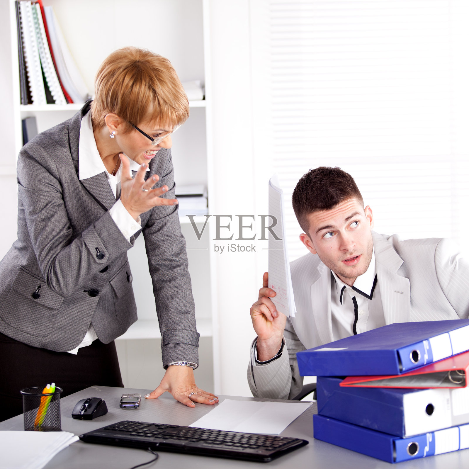 愤怒的老板对员工大喊大叫照片摄影图片