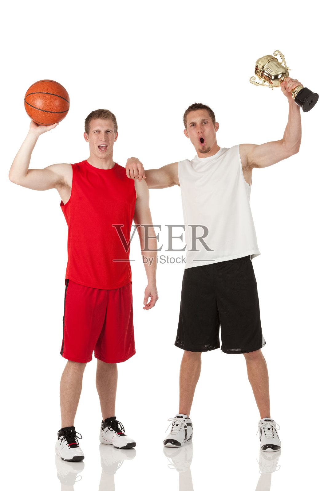 拿着奖杯的篮球运动员照片摄影图片