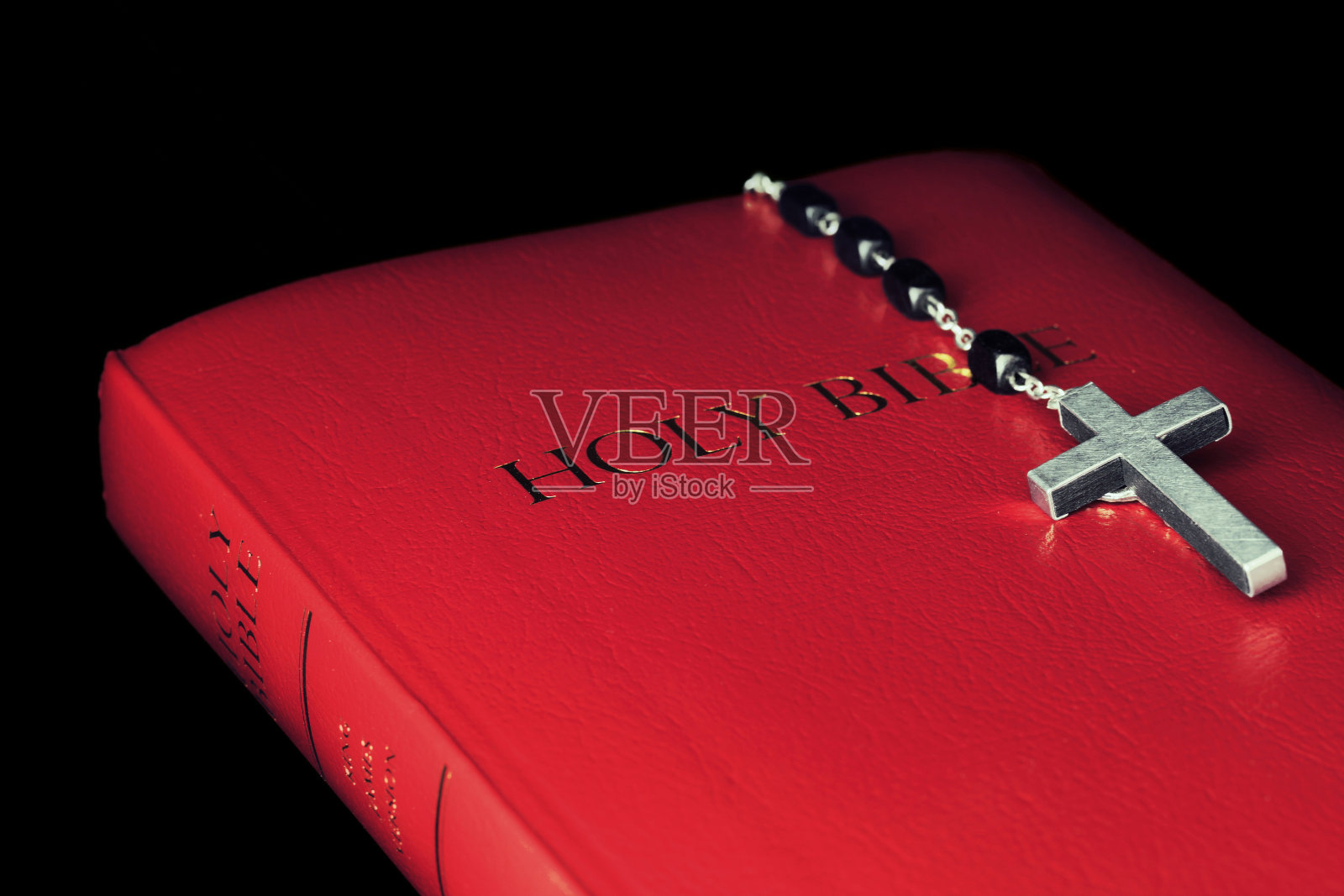 红了圣经照片摄影图片