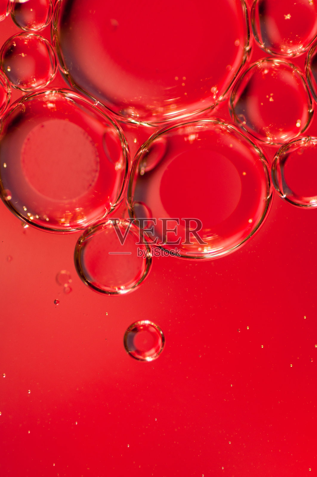 红色背景上的气泡照片摄影图片