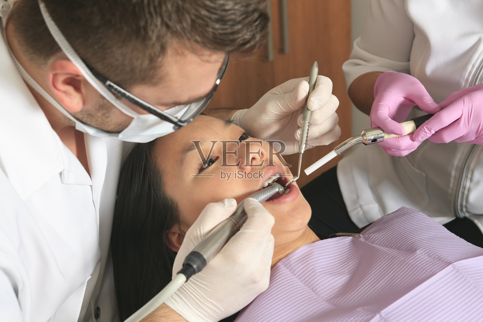 在牙医-牙齿上的工具照片摄影图片