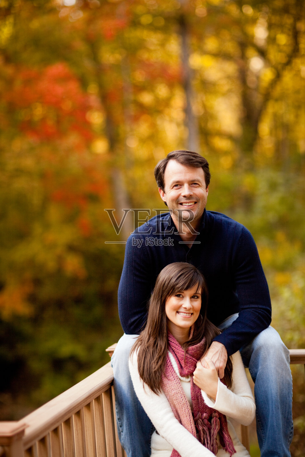 秋日，快乐的夫妇坐在一起照片摄影图片