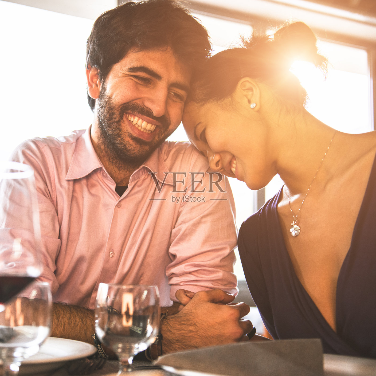 幸福的情侣在餐厅大笑照片摄影图片