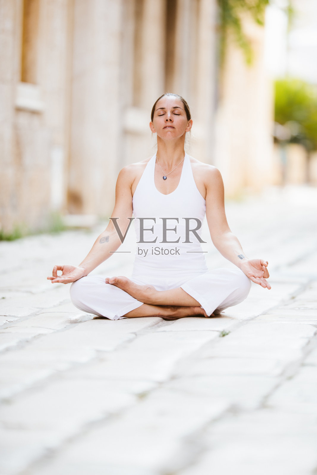 在户外练习瑜伽照片摄影图片