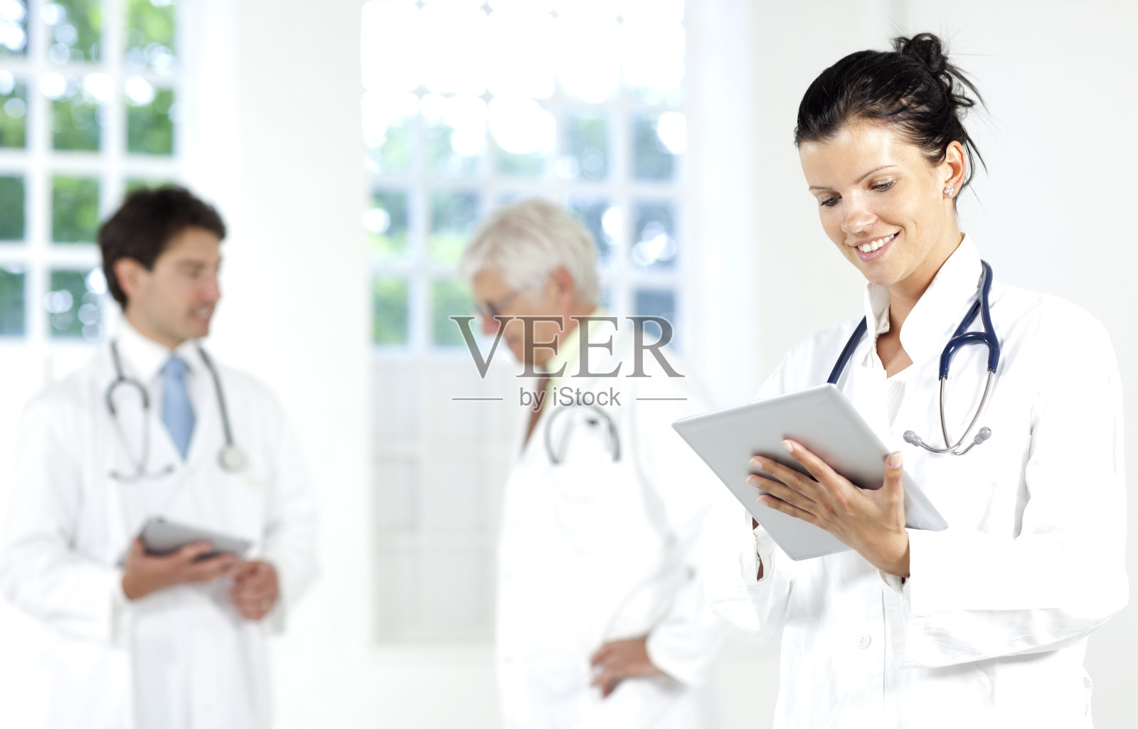 年轻女医生用触控板照片摄影图片