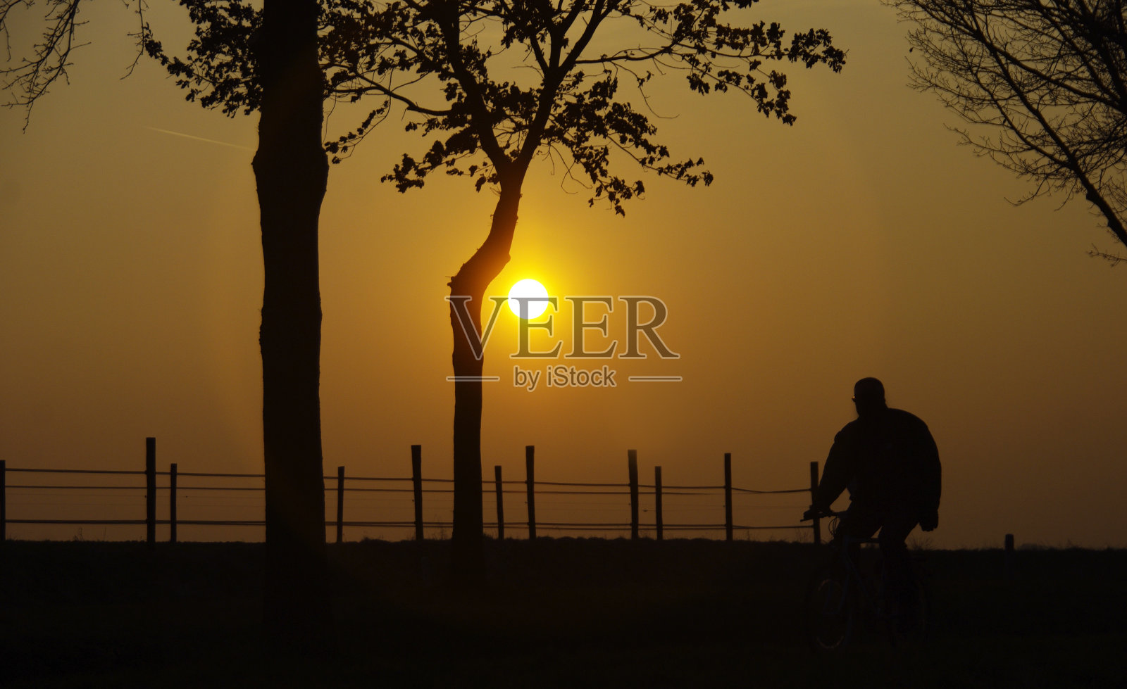 骑摩托车的人在日出照片摄影图片