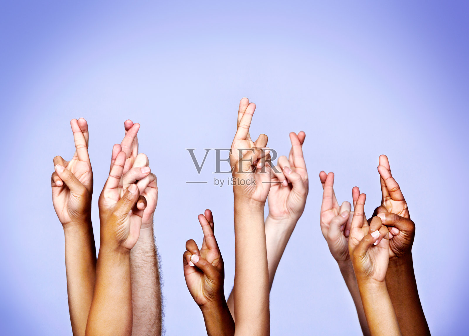 九只充满希望的手，十指交叉迷信，以防万一!照片摄影图片