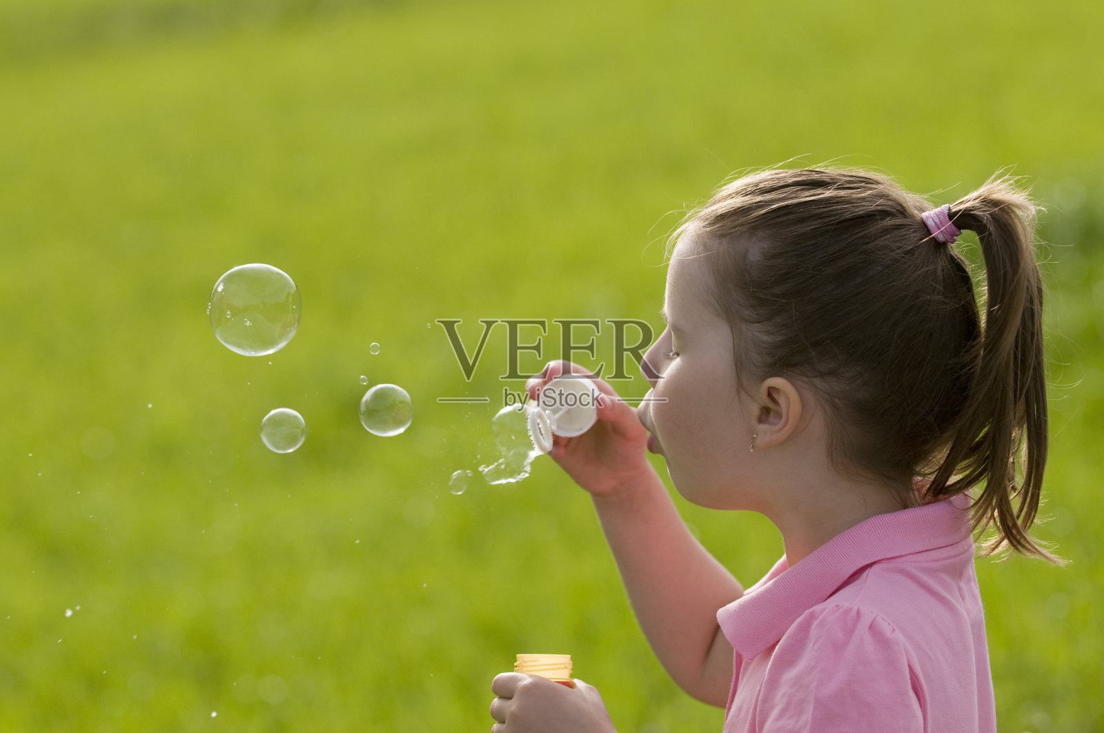 女孩吹泡泡照片摄影图片