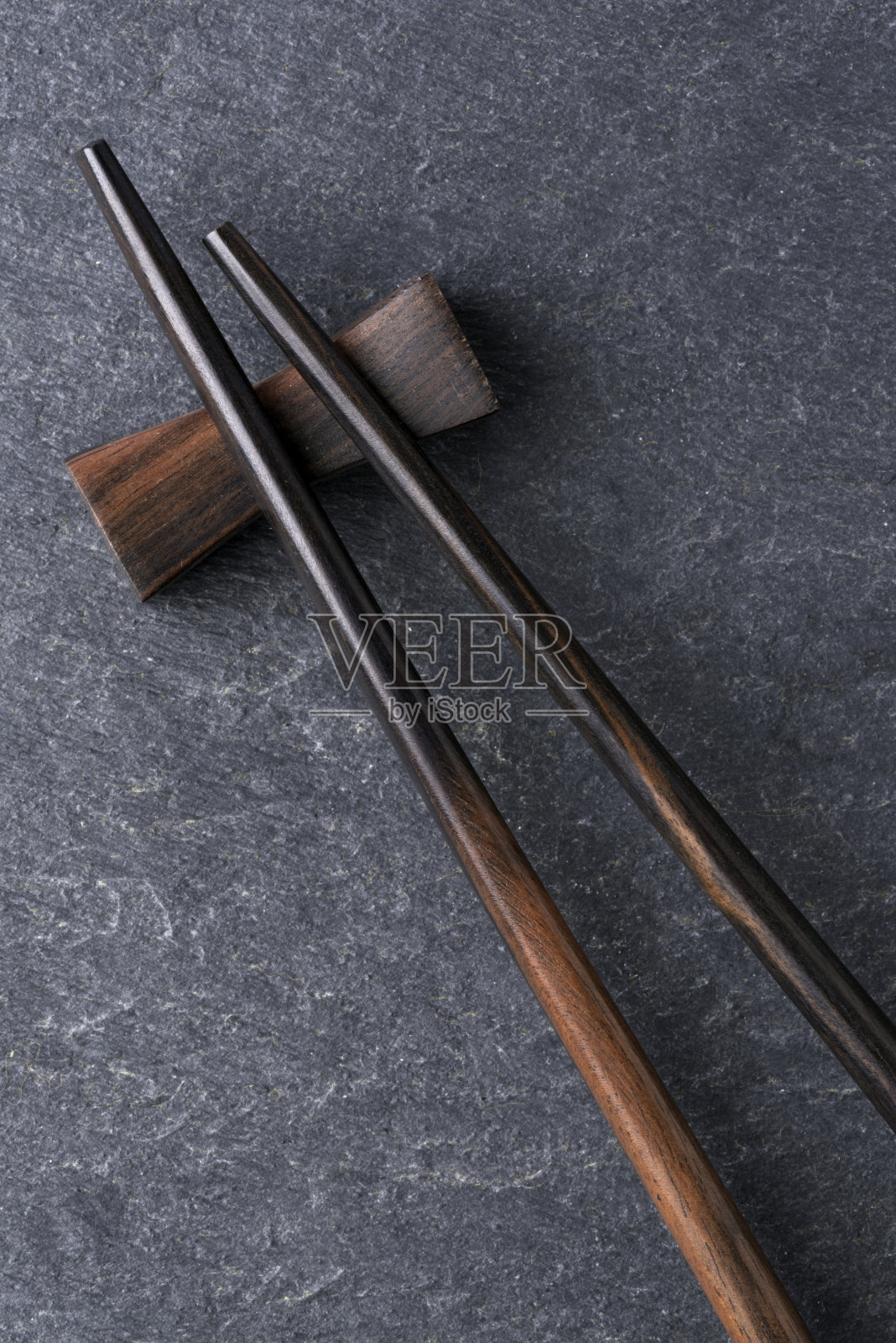 厨房用具:黑石板背景上的筷子照片摄影图片