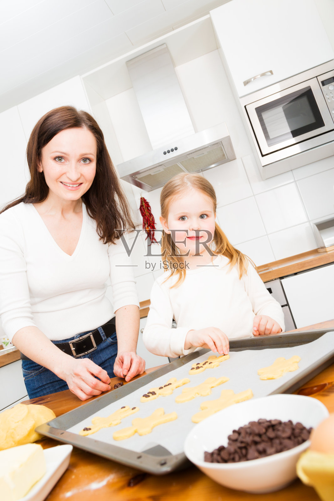 母亲和女儿在烤饼干照片摄影图片