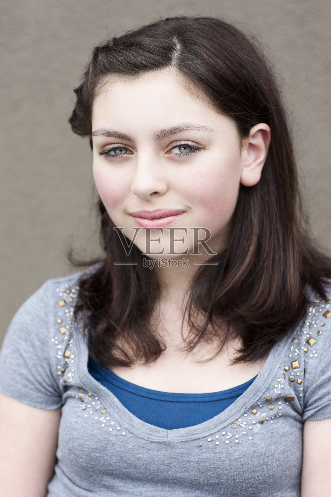 美丽的少女肖像户外，微笑的相机照片摄影图片