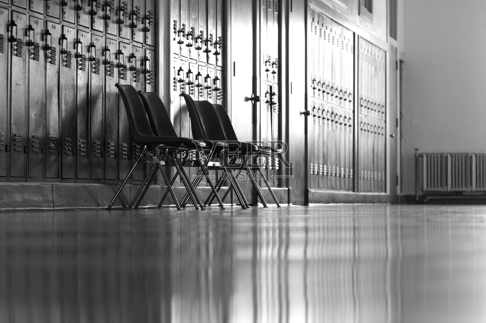 旧学校的储物柜和椅子照片摄影图片