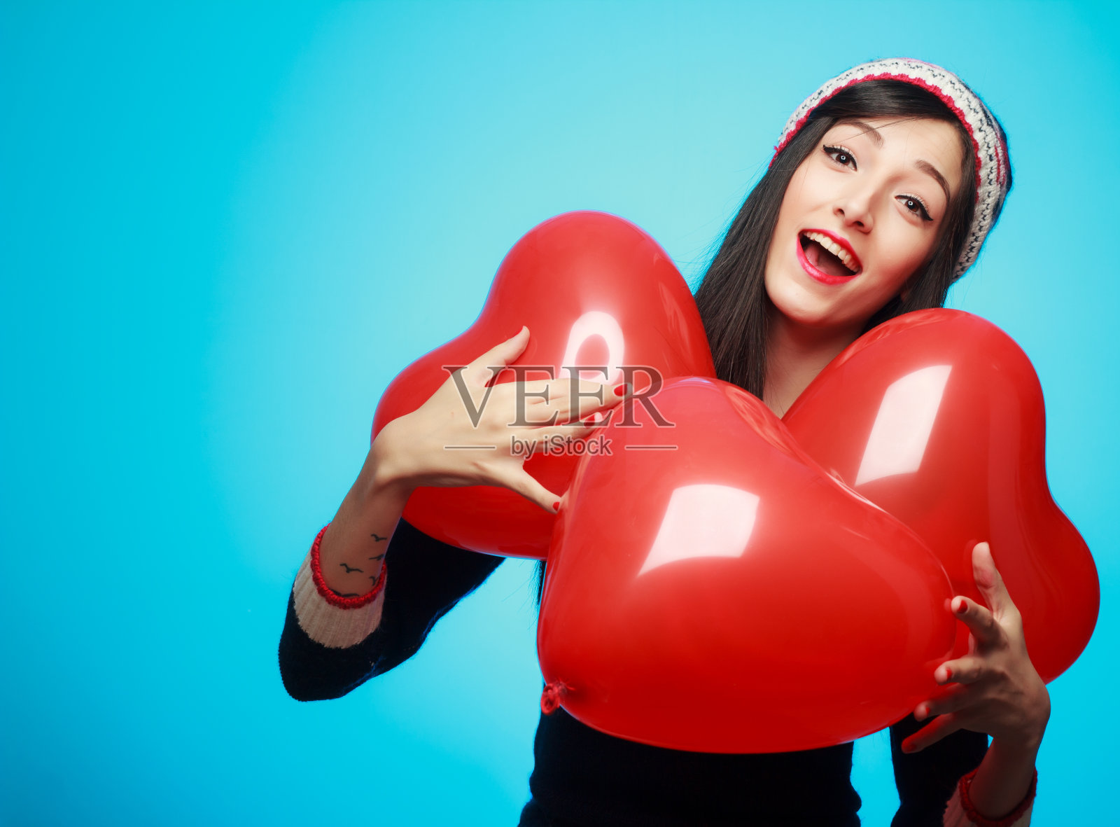 情人节快乐的年轻女孩拿着红心气球照片摄影图片