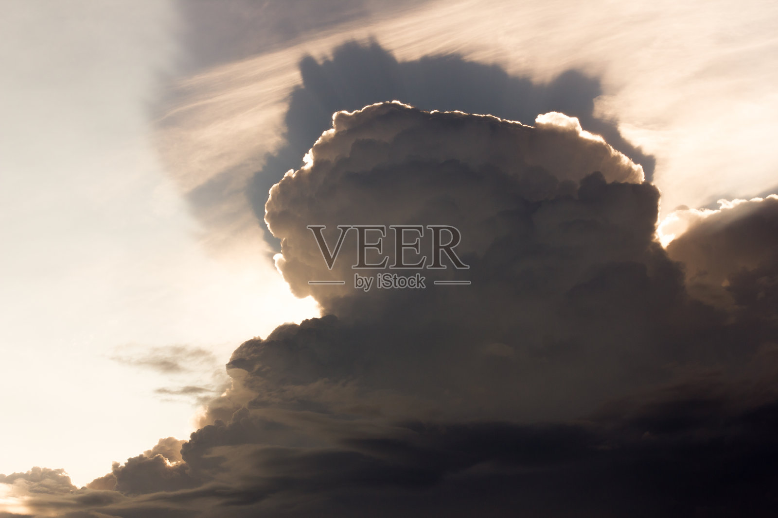 日出照片描绘了真实的乌云与一线希望照片摄影图片