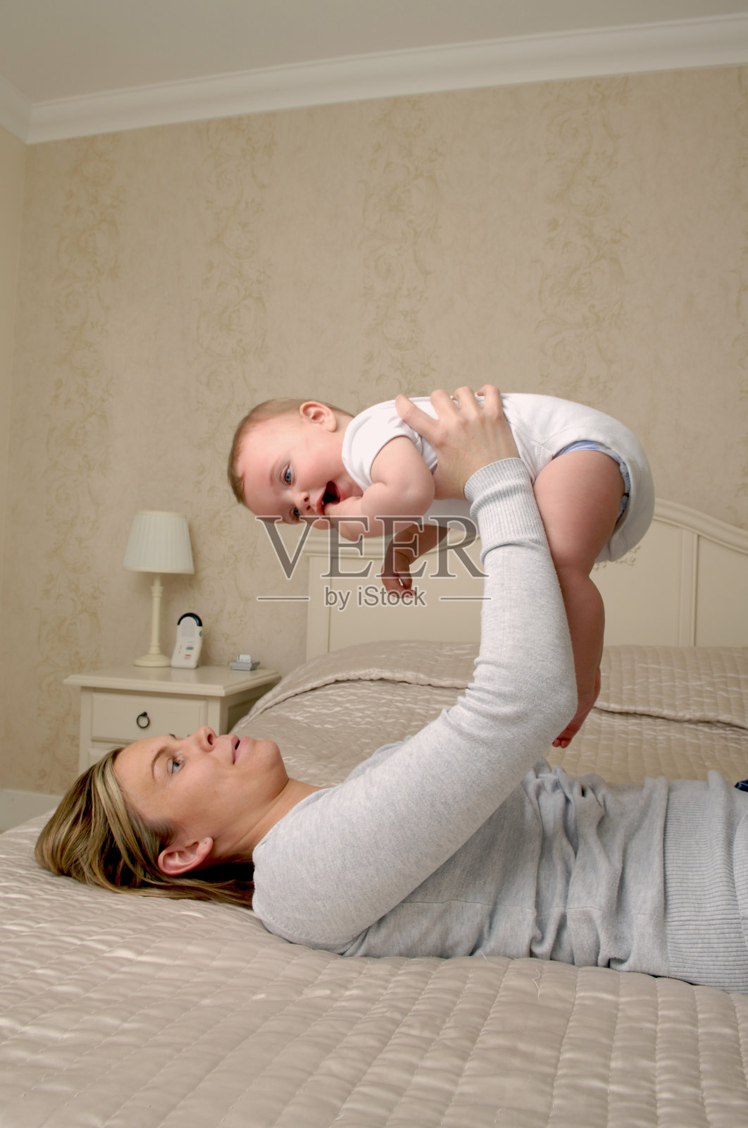 母亲和婴儿照片摄影图片