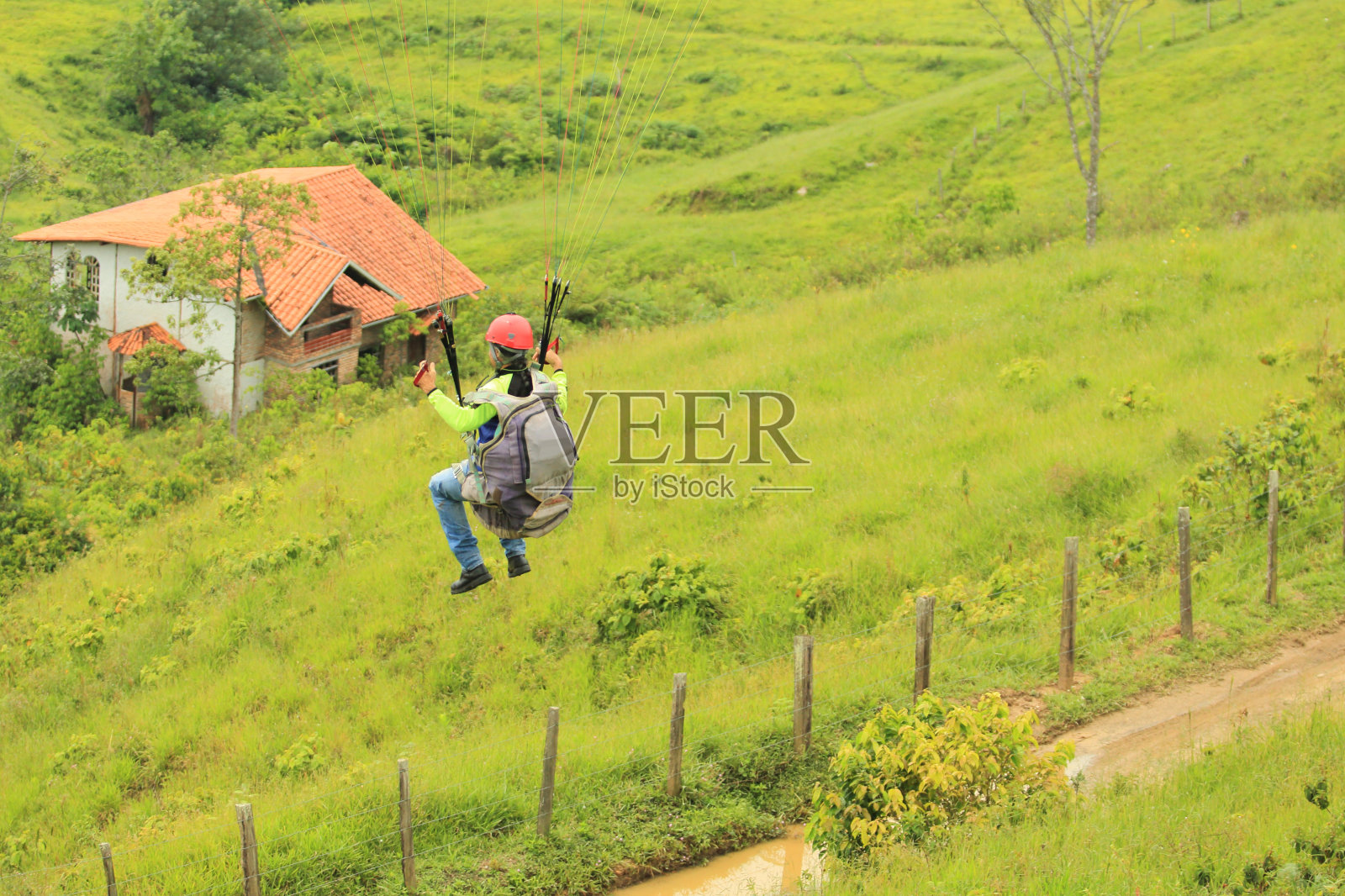 用滑翔伞飞越群山的运动员照片摄影图片