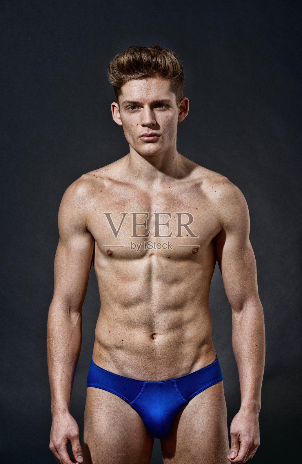 肌肉发达的男人摆姿势照片摄影图片