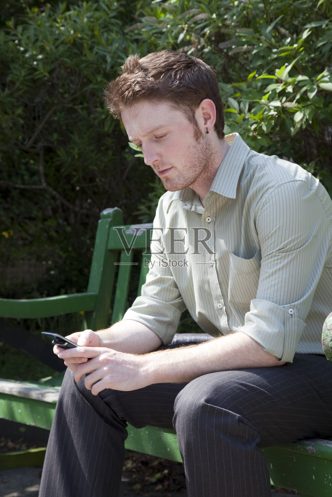 年轻人发短信照片摄影图片