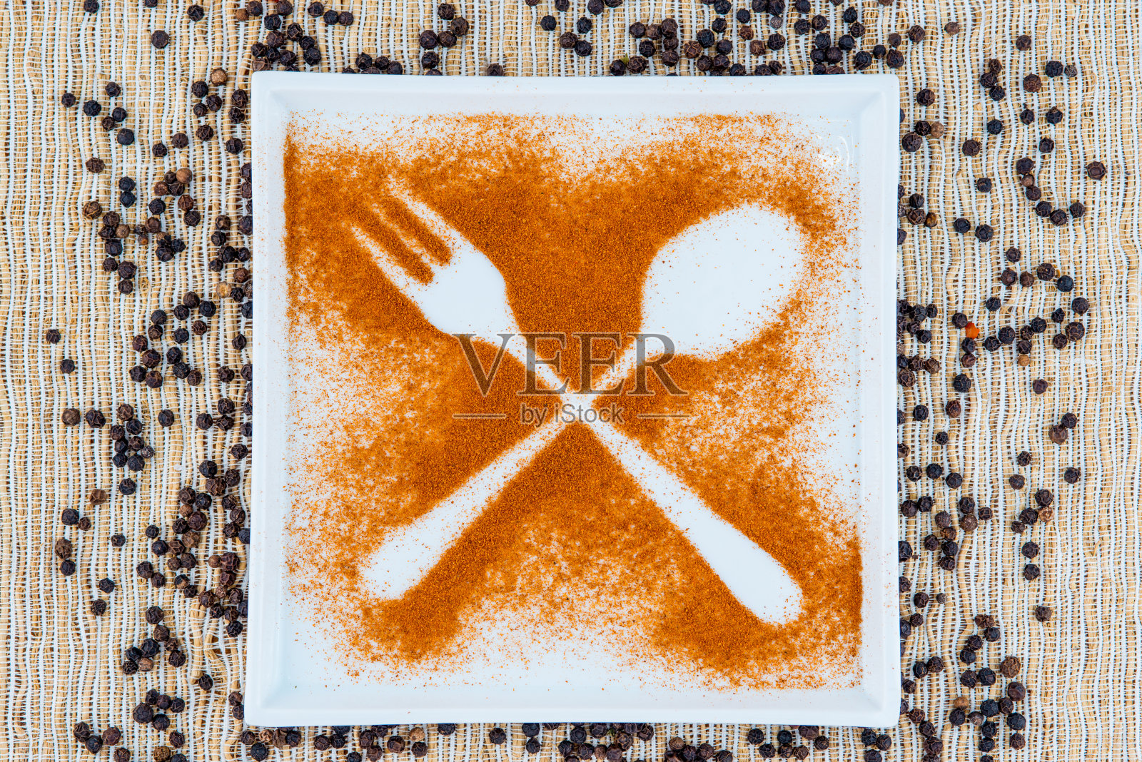 用勺子和叉子在盘子上磨碎香料照片摄影图片