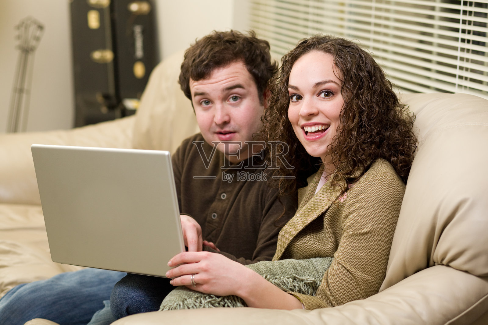 沙发上的年轻夫妇照片摄影图片