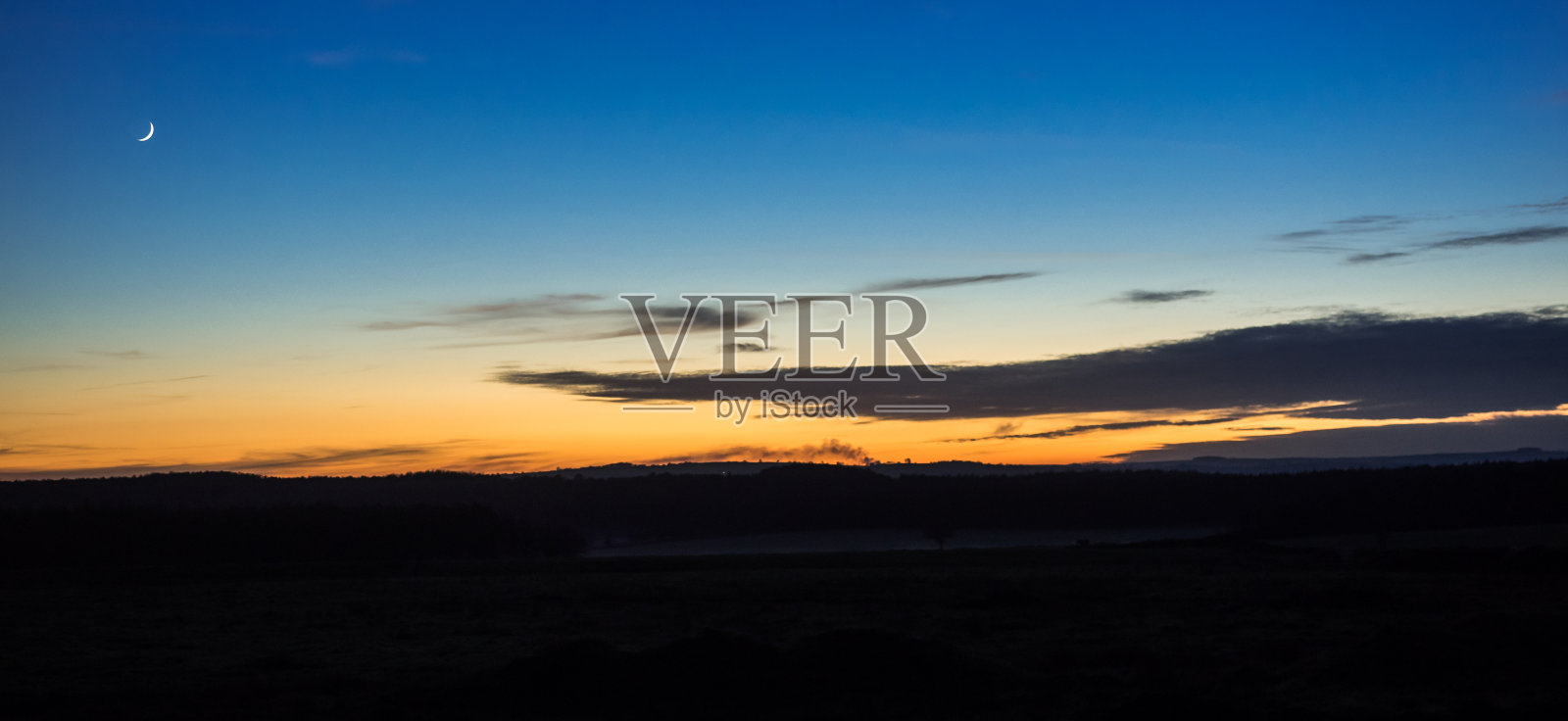 月亮在黄昏照片摄影图片