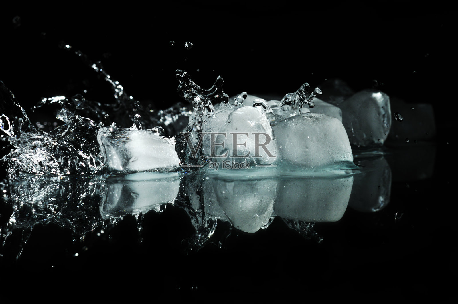 冰和水飞溅照片摄影图片