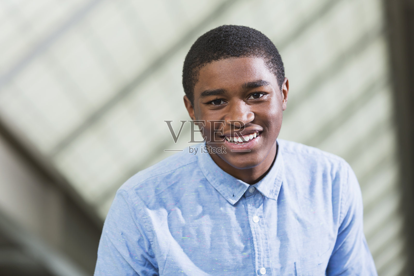非洲裔美国少年微笑着照片摄影图片