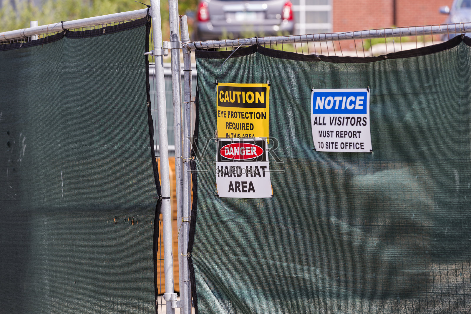 建筑地盘边界围栏警告标志照片摄影图片